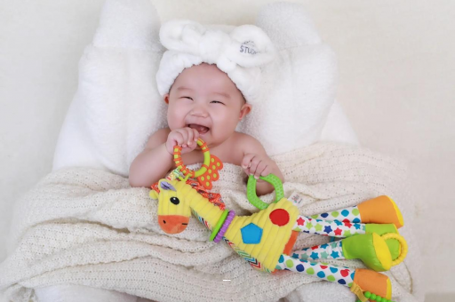 栖霞四个月宝宝揉眼睛